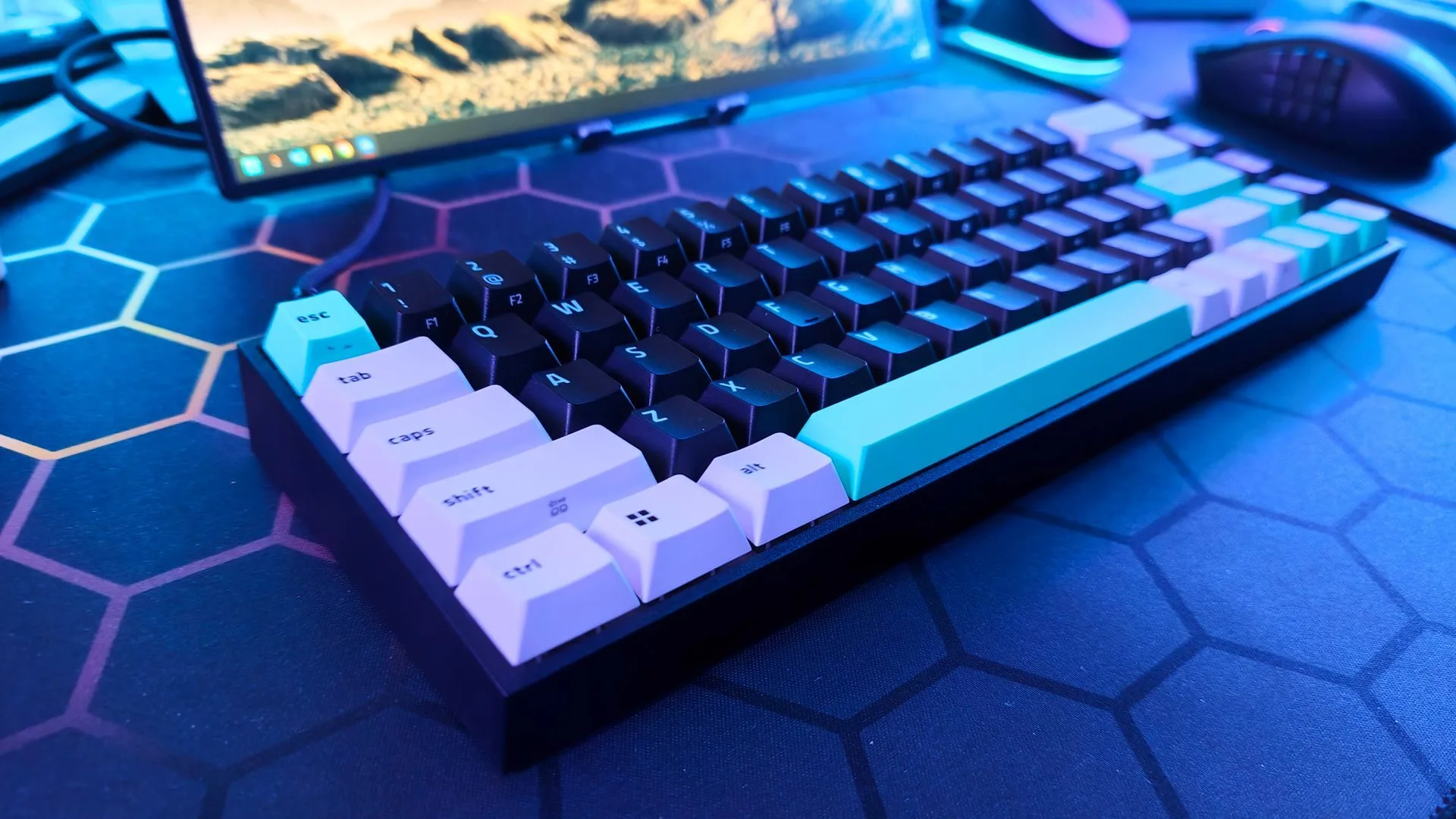 Vista general del teclado Razer Reclusa X Mini 65% con su diseño tricolor