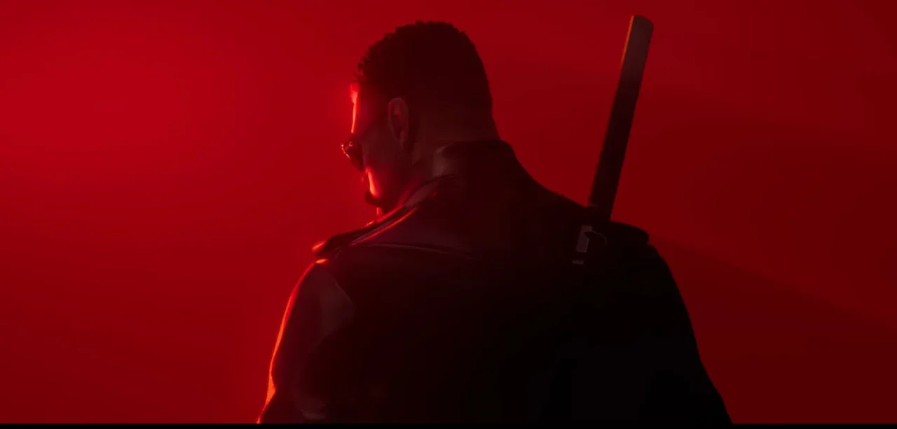 Blade, protagonista del videojuego de Arkane Lyon, visto de espaldas con una katana sobre un fondo rojo intenso.