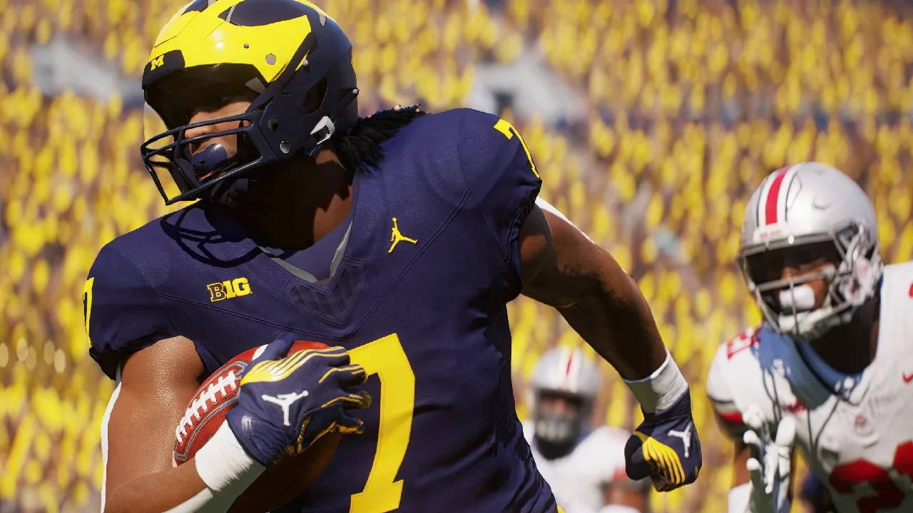 Jugador de fútbol americano de Michigan corriendo con el balón en un partido de EA Sports College Football.
