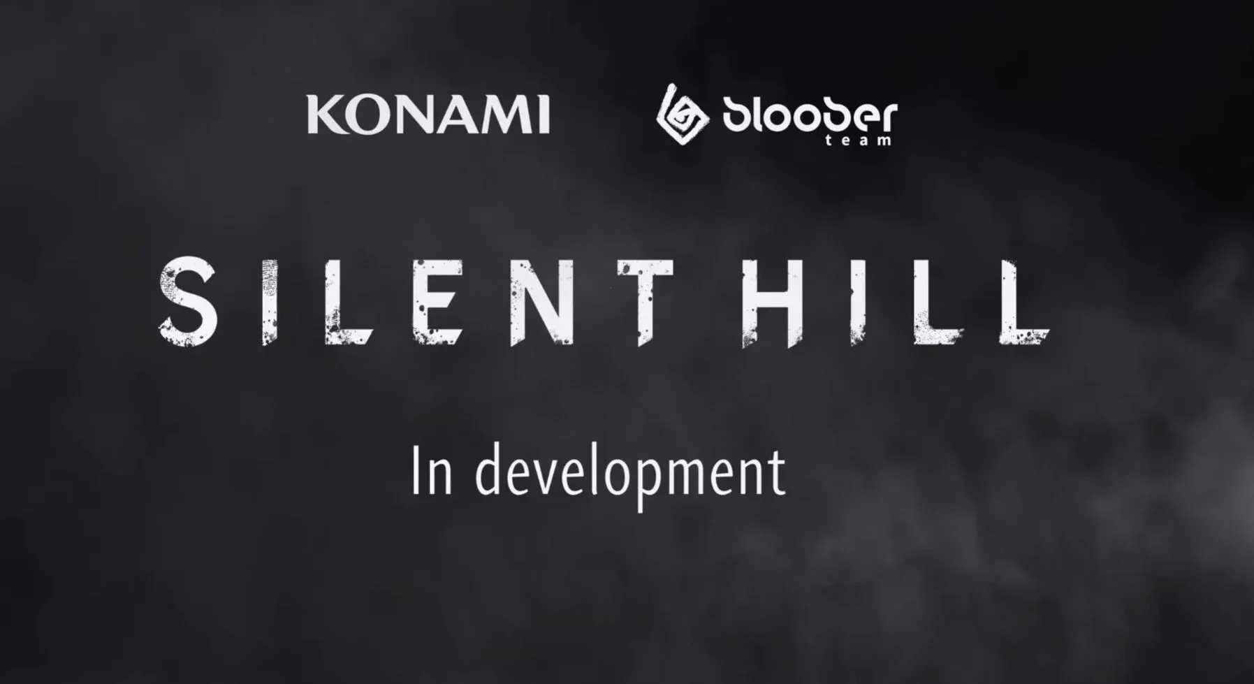 Logotipo oficial de Silent Hill junto a los logos de Konami y Bloober Team sobre un fondo oscuro con niebla.