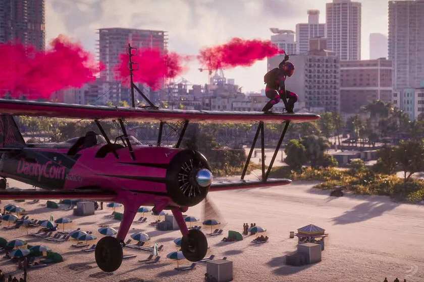 Fotograma del tráiler de GTA 6 mostrando a un personaje sobre el ala de una avioneta rosa sobrevolando una playa.