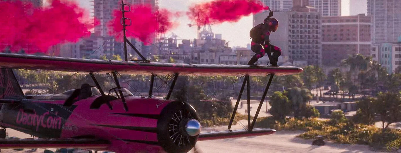 Fotograma del tráiler de GTA 6 mostrando una avioneta rosa con el logo de DacityCoin sobrevolando la playa.