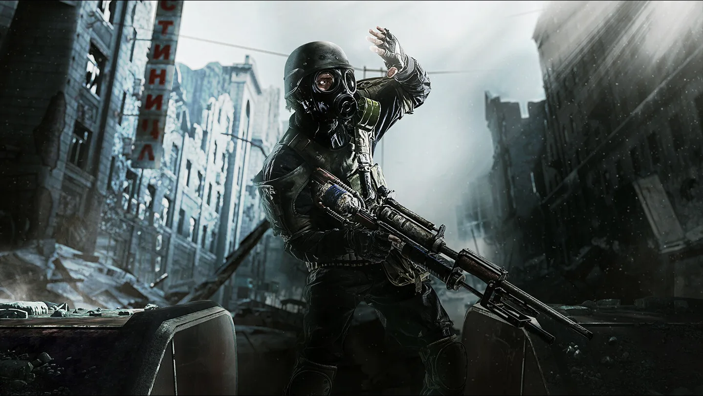 Arte promocional de Metro 2033 con un soldado equipado con máscara de gas en un entorno urbano postapocalíptico.