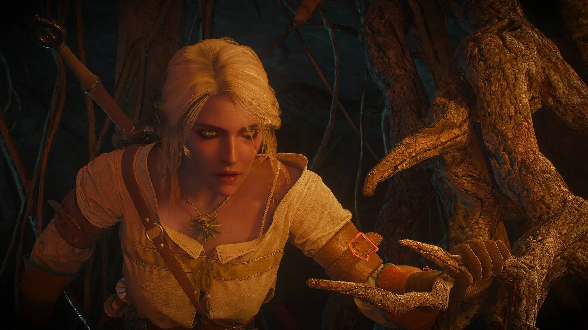 Ciri, personaje de The Witcher 3, explorando un entorno oscuro y boscoso en una escena del juego.