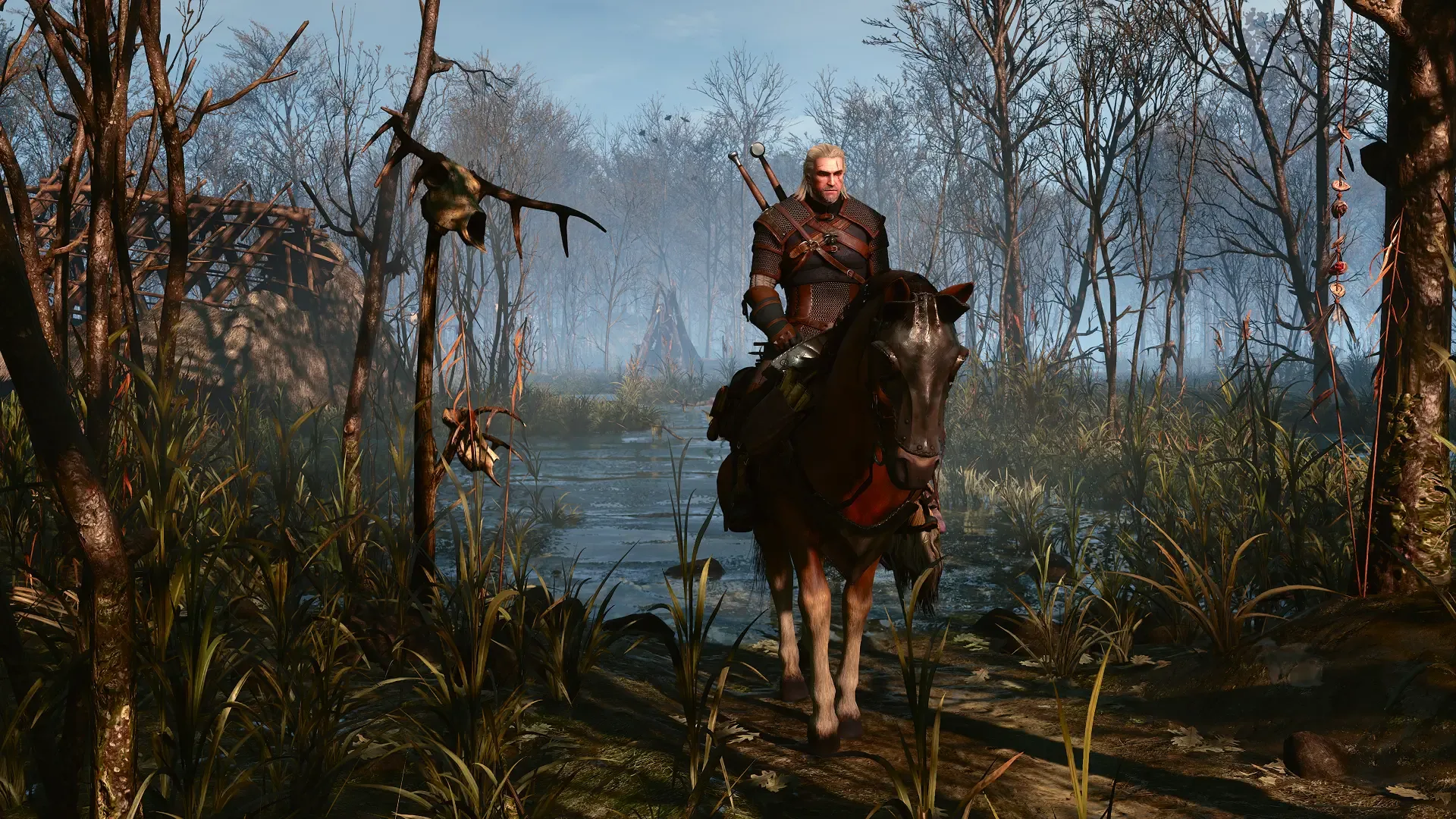 Geralt de Rivia montado a caballo en un pantano en The Witcher 3: Wild Hunt.